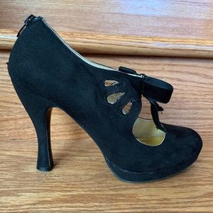 4” Pumps with Black Bow